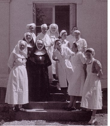 Religieuses et infirmières autour du Dr Arnaud BRUNET